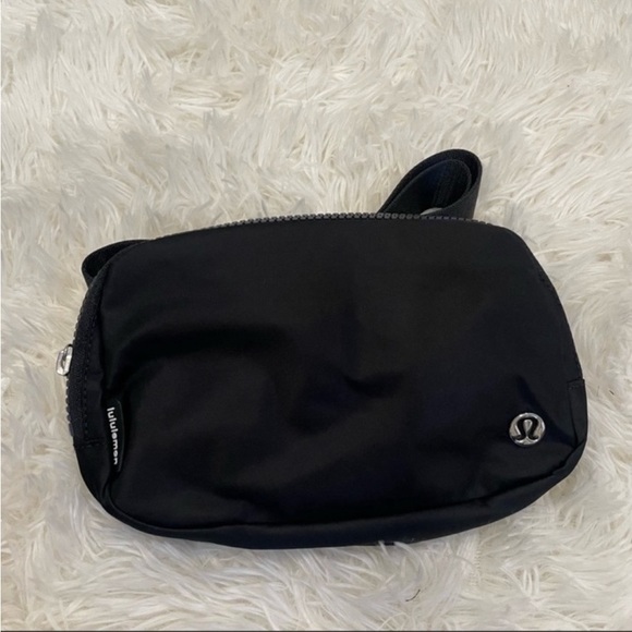 NWT lululemon everywhere belt bag black - Picture 3 of 5
